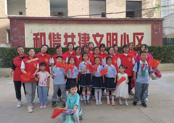 1630663241086074607.jpg 学生与孩子们的合影.jpg