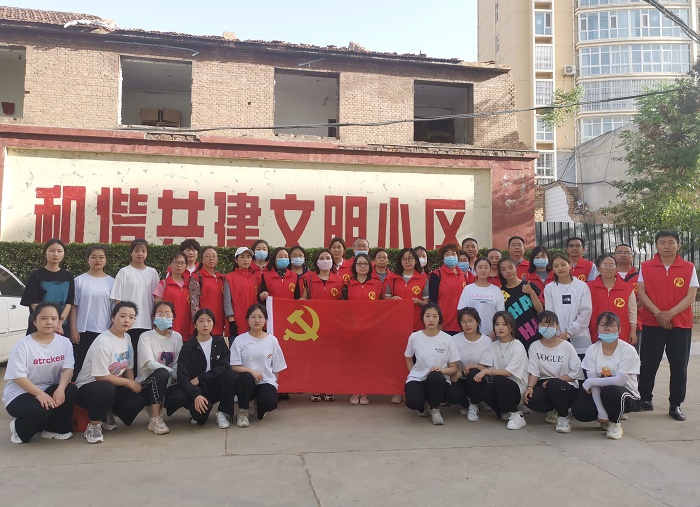 1632470591019073659.jpg 全体教师与学生合影.jpg