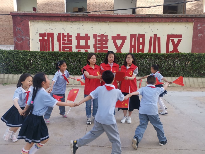 1632470626142013192.jpg 讲授红色故事3.jpg