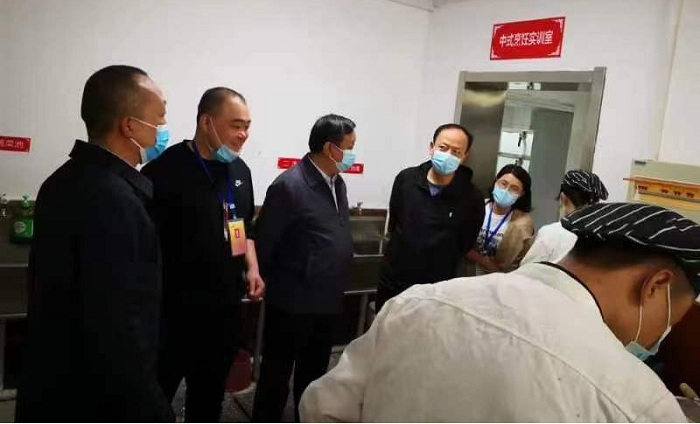 1664761861443068392.jpg 巡视中式烹调师实操考场.jpg