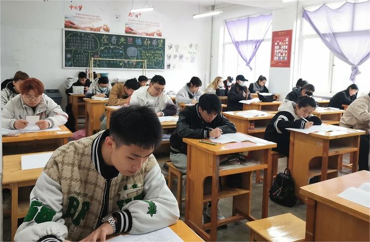 2023.4.22现代设计系缝纫工+广告设计师+色彩搭配师理论考试现场2.jpg